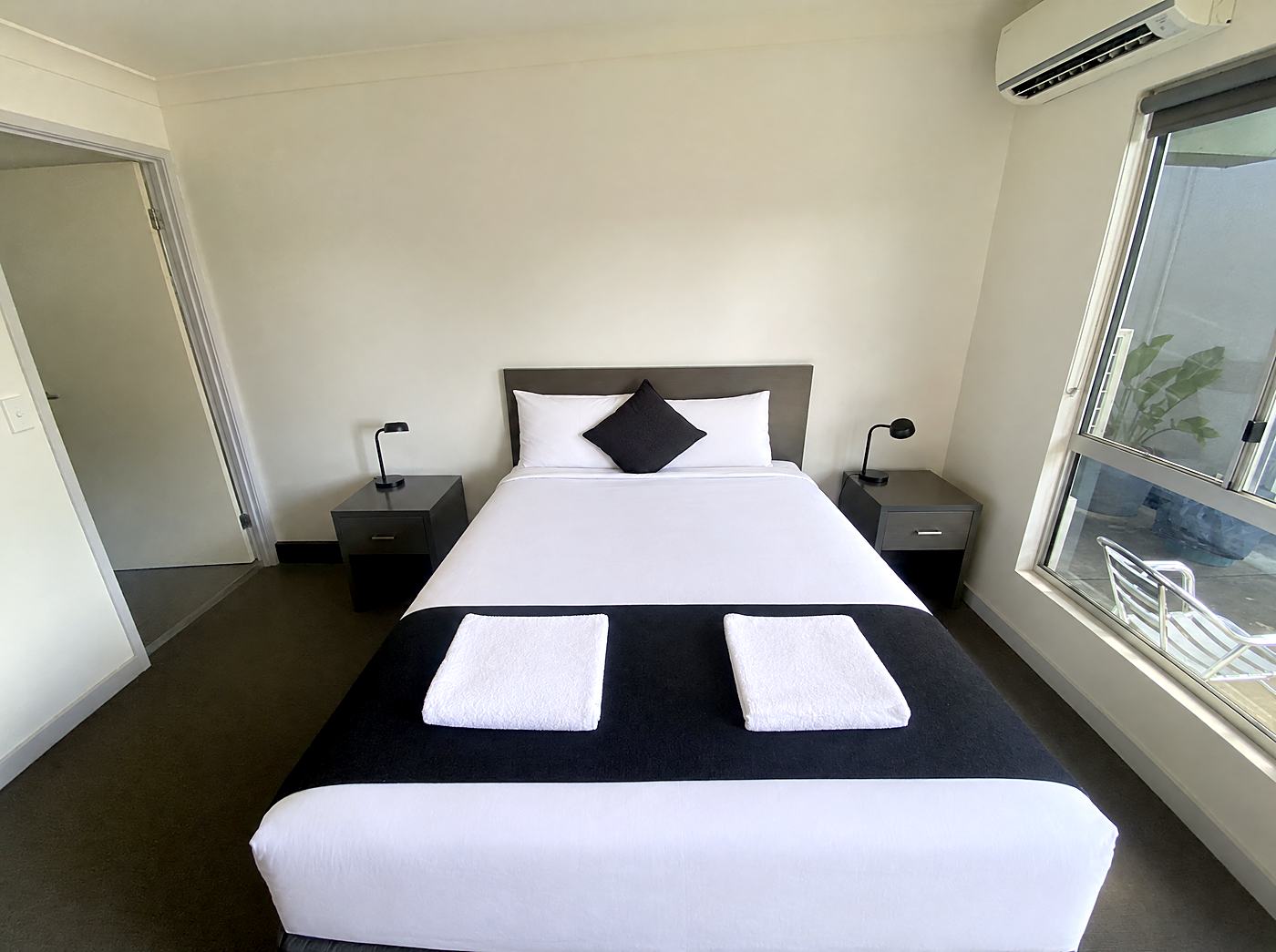 Deluxe Queen room with crisp white linen