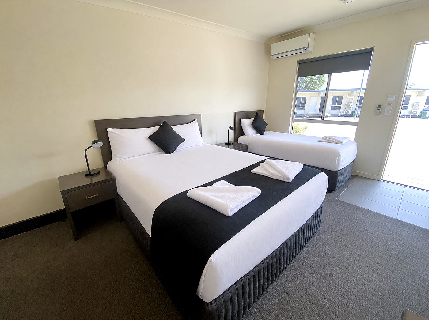 Deluxe Twin room with a Queen bed and a King single